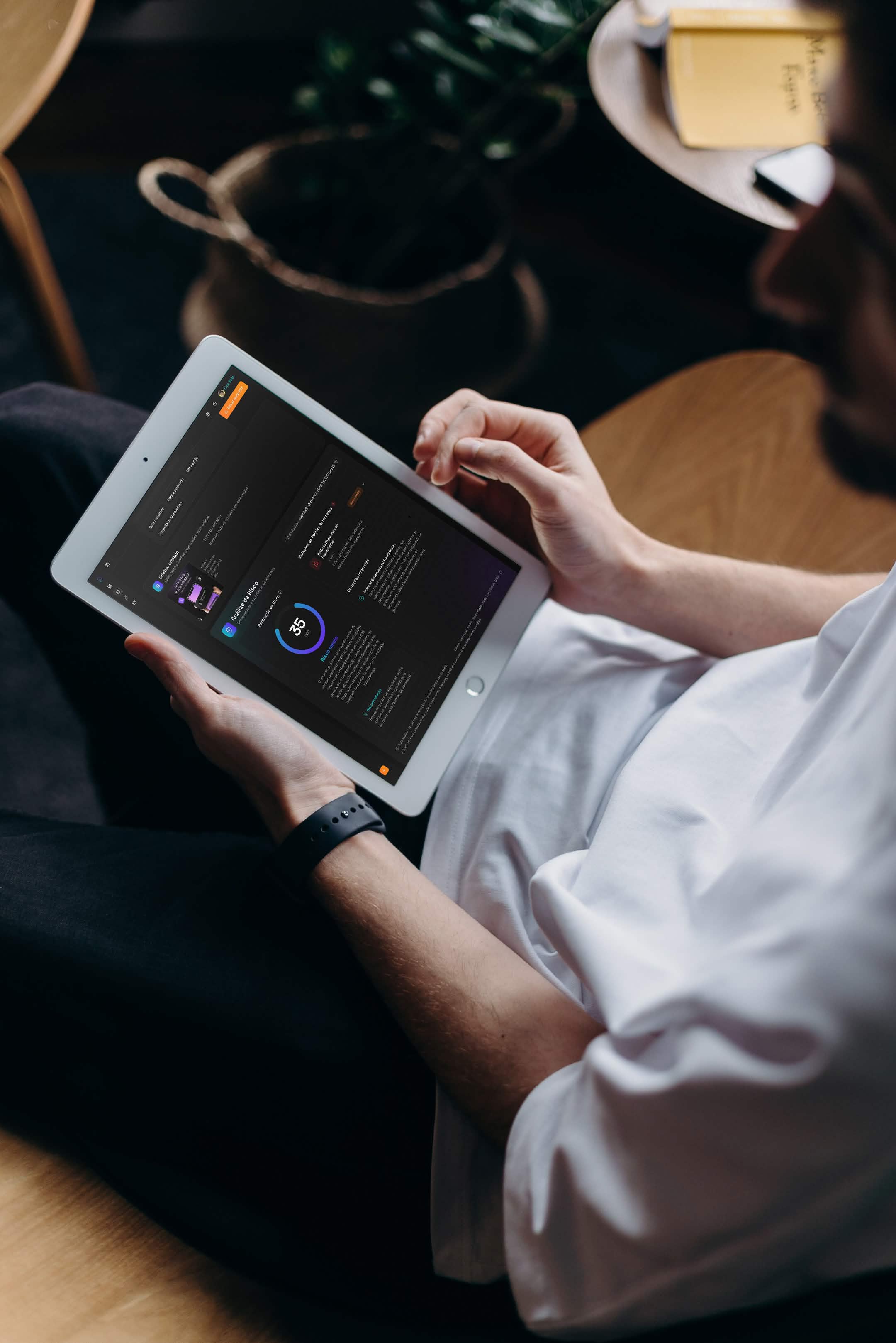 MacBook Pro com a análise de risco Soul From na tela, score 65